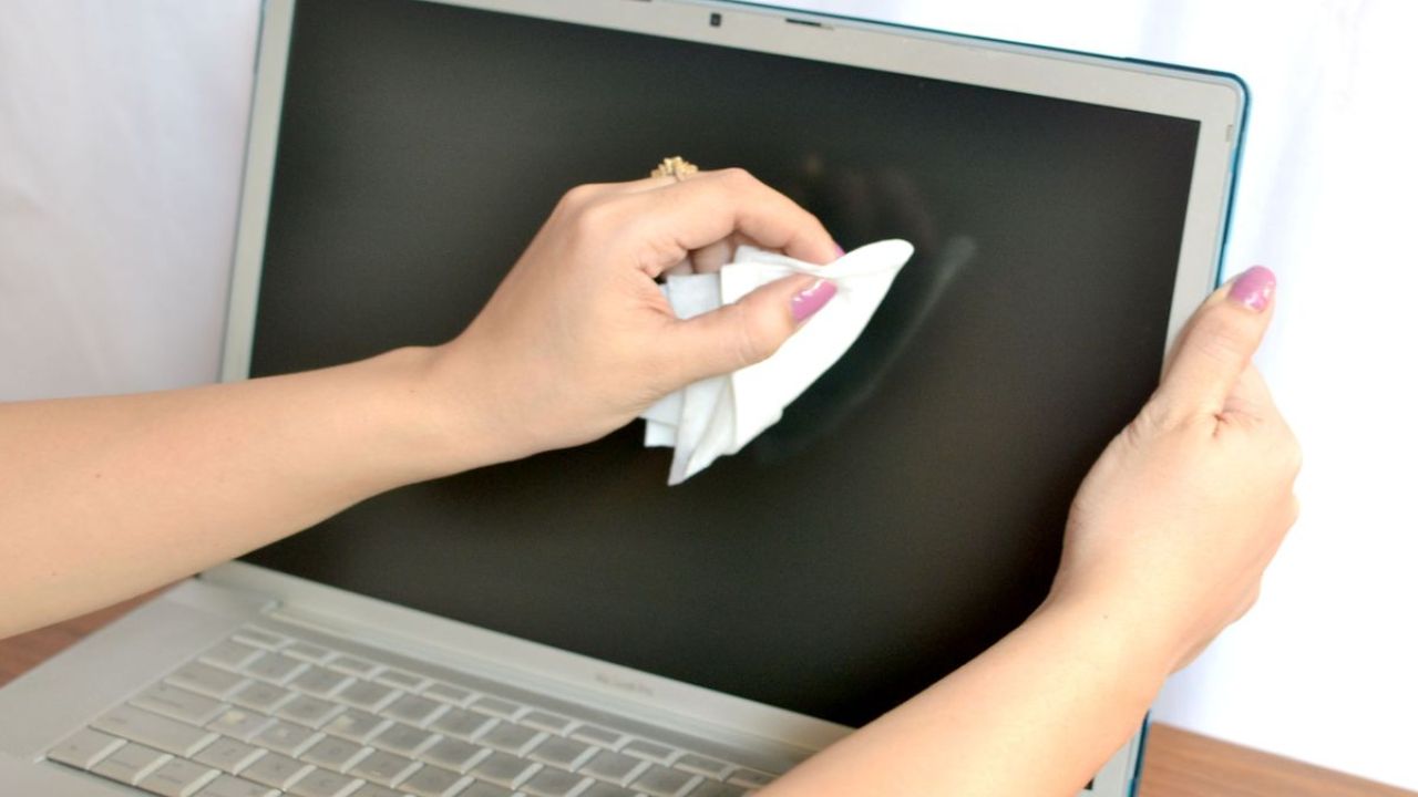 Tech Tips: लॅपटॉपची स्क्रीन साफ करताना अशी घ्या काळजी, अन्यथा होईल मोठं नुकसान