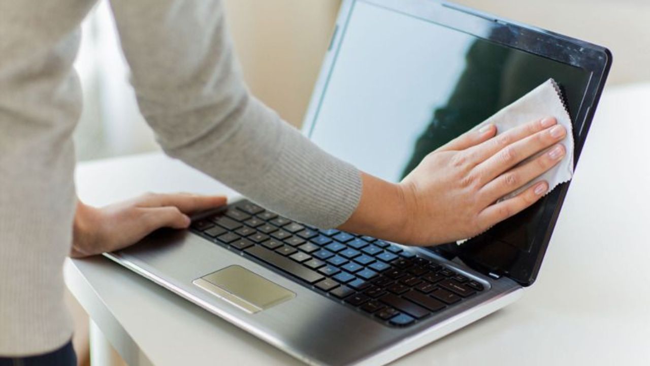 लॅपटॉपजवळ काहीही खाणे किंवा पिणे टाळा. बोटांचे ठसे टाळण्यासाठी स्क्रीनला वारंवार स्पर्श करणे टाळा. अशा पद्धतीने तुम्ही तुमच्या लॅपटॉपची काळजी घेऊ शकता. 
