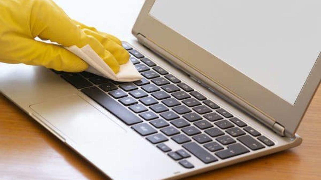 लॅपटॉप बंद करताना, स्क्रीन आणि कीबोर्डमध्ये एक अतिशय पातळ मायक्रोफायबर कापड ठेवा. जर तुम्हाला लॅपटॉप जास्त काळ वापरायचा नसेल, तर तो केसमध्ये झाकून ठेवा.
