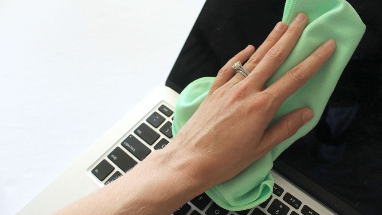 त्याचप्रमाणे, साफसफाई करताना थेट स्क्रीनवर द्रव फवारणे टाळा. हे द्रव कडांमध्ये प्रवेश करू शकते आणि स्क्रीनच्या अंतर्गत घटकांपर्यंत पोहोचू शकते, ज्यामुळे त्यांना नुकसान होऊ शकते. 
