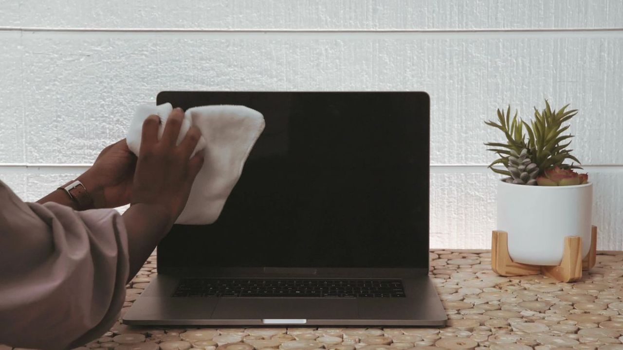 तसेच लॅपटॉपची स्क्रीन स्वच्छ करताना अल्कोहोल आणि अमोनिया-आधारित क्लीनरचा वापर करणं टाळा, कारण ते संरक्षक थर खराब करू शकतात. 
