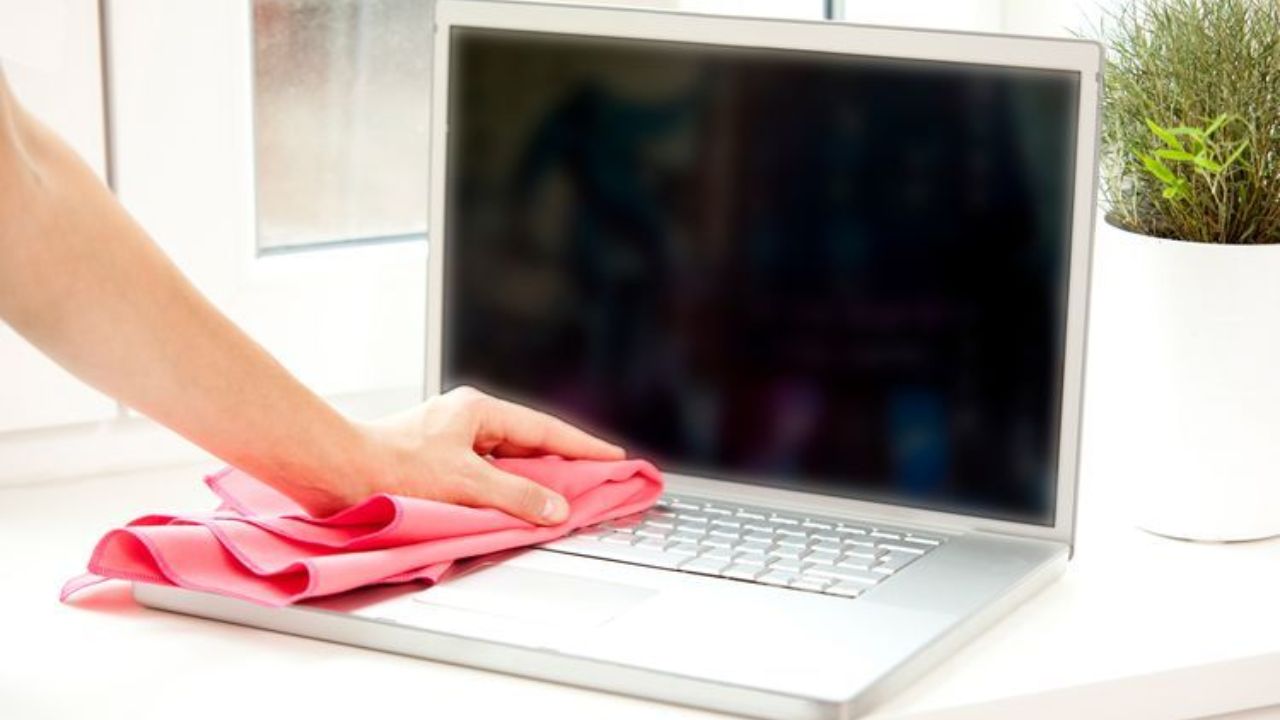 तुमच्या लॅपटॉपची स्क्रीन कधीही पेपर टॉवेल किंवा टिश्यूने स्वच्छ करू नका. 
