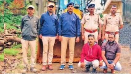 Satara News : वनक्षेत्रात सांडपाण्यासाठी खोदकाम करणारा जेसीबी जप्त; महाबळेश्वरमध्ये पाईपलाईन टाकतानाचा प्रकार उघडकीस