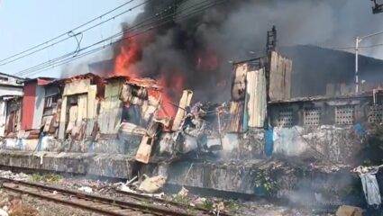 Mumbai Fire : धारावीत रेल्वे रुळाला लागून भीषण आग, माहिम- वांद्रे स्थानकाजवळ लोकल विस्कळीत