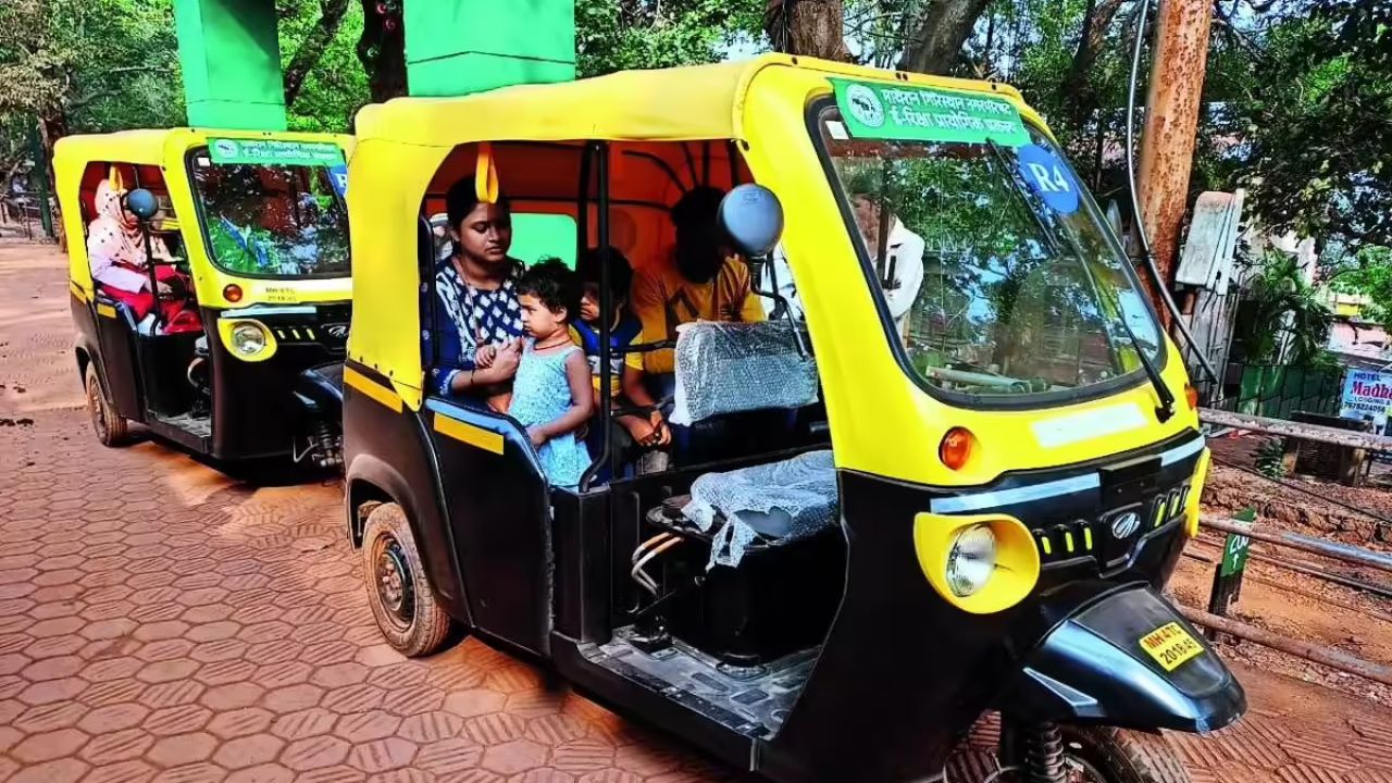 Karjat News : निवडणूक नक्की कोणासाठी? निवडणूक यंत्रणेने राखून ठेवल्या ई-रिक्षा, स्थानिक रहिवाशी आणि विद्यार्थ्यांची मात्र गैरसोय