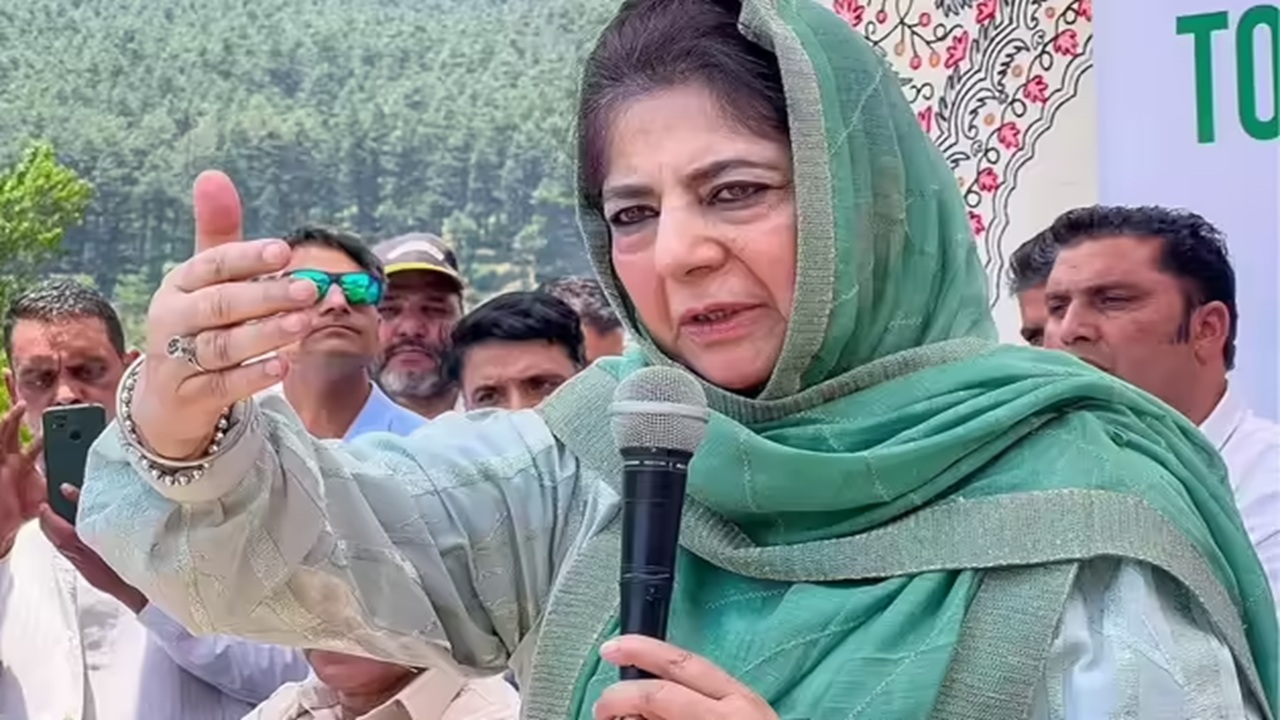 “डॉक्टर शरीराला RDX बांधून स्वतःला उडवत आहेत, देश असुरक्षितेच्या हातात…, मेहबूबा मुफ्तींचा केंद्र सरकारवर हल्लाबोल