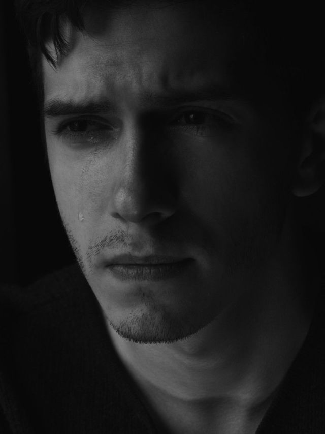 पुरुष नेहमीच मनातील दुःख दडवून का ठेवतात?