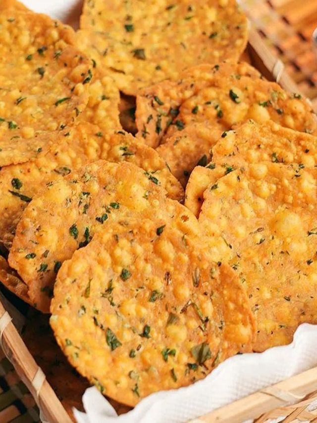 थंडीत चहासोबत  खायला घरी बनवा कुरकुरीत मेथी पुरी