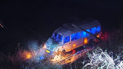 Ratnagiri News : धुक्यामुळे भीषण अपघात; ट्रॅव्हलर बस दरीत कोसळून 22 जण जखमी