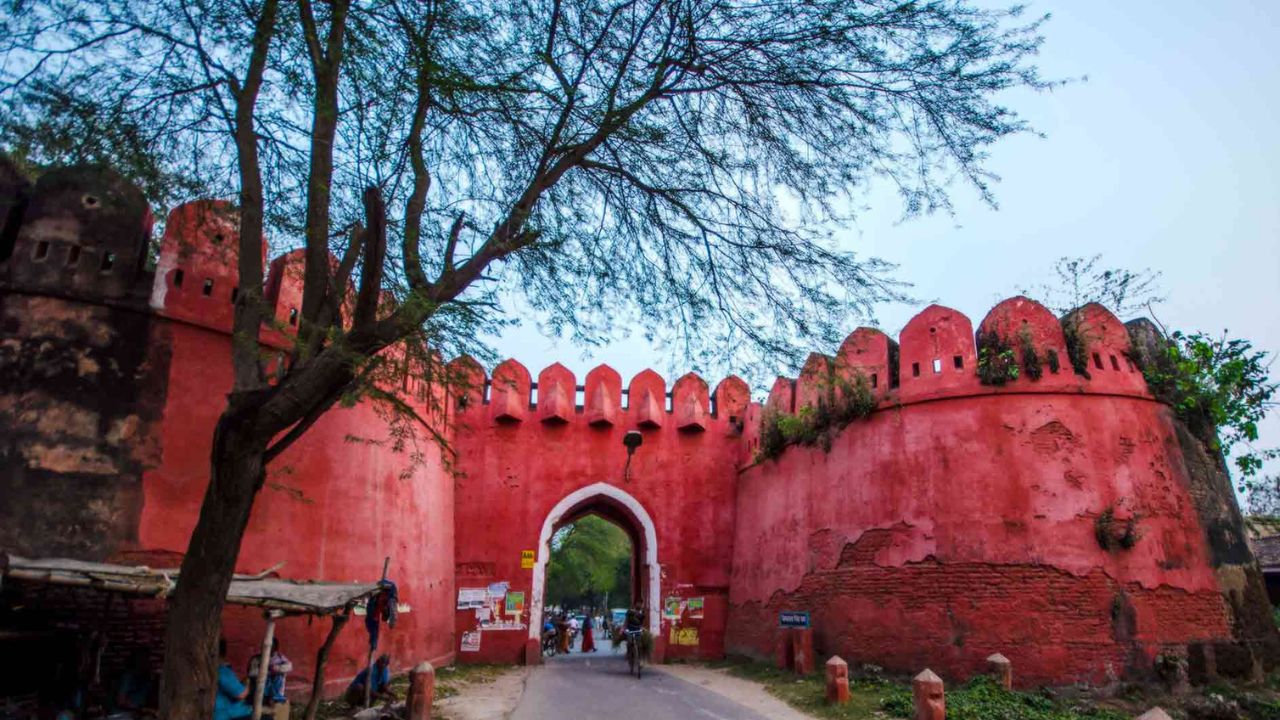 मुंगेर : बिहारमधील मुंगेर जिल्ह्यातील मुंगेर किल्ला ही प्रचीन ऐतिहासिक वास्तू आहे. या परिसरात अनेक स्मारकं पाहायला मिळतात.