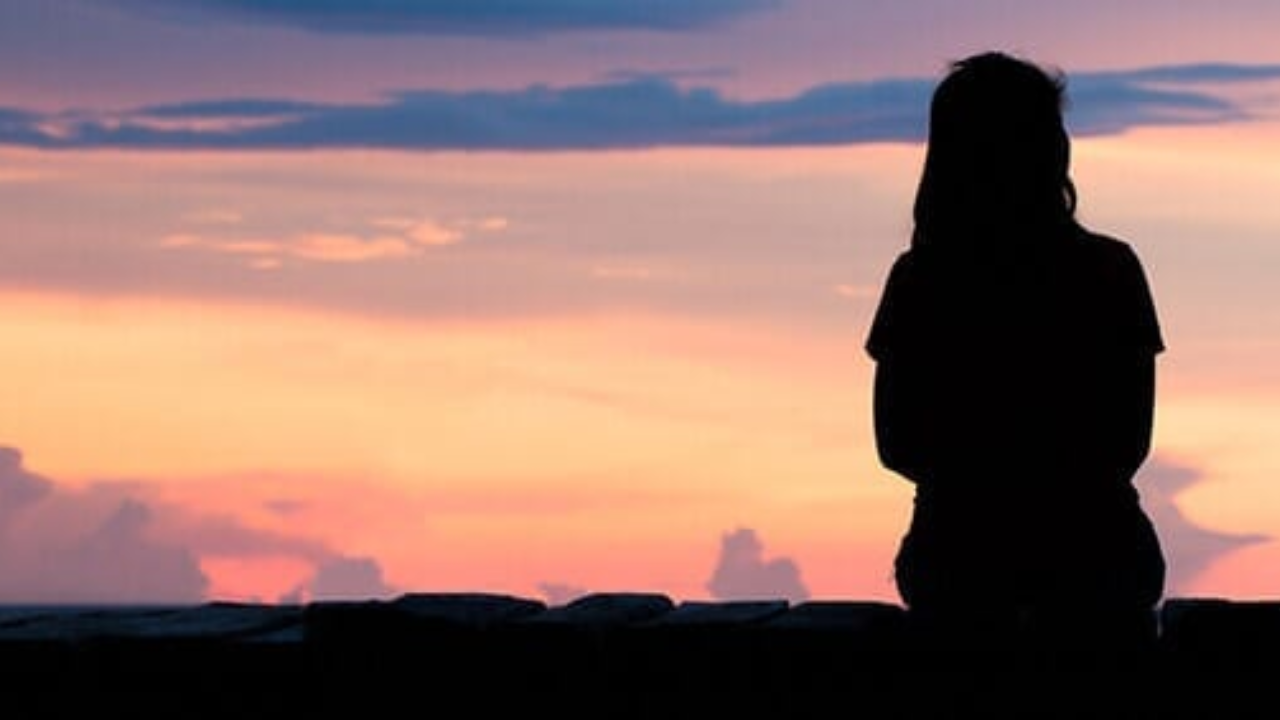 सर्वात महत्त्वाचं म्हणजे, स्वतःवर प्रेम करा. रोज सकाळी आरशात बघा आणि स्वतःला एकच गोष्ट सांगा “मी पुरेसा आहे.” काळ जसजसा पुढे सरकतो, तसतसं आयुष्य नवी माणसं, नवी संधी आणि नवी कारणं घेऊन येतं. एकटेपणातूनही प्रकाशाचा मार्ग तयार करता येतो, फक्त पहिलं पाऊल स्वतःसाठी उचलावं लागतं.