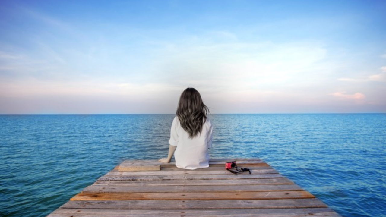 अशा छोट्या कृती तुमचं मन हलकं करतात. दुसरं म्हणजे, सोशल मीडियावर किंवा ऑनलाईन समुदायांमध्ये सामील व्हा जिथे तुमच्या आवडीचे लोक असतात. नवीन ओळखी आणि संवादातून हळूहळू एक आधार तयार होतो.