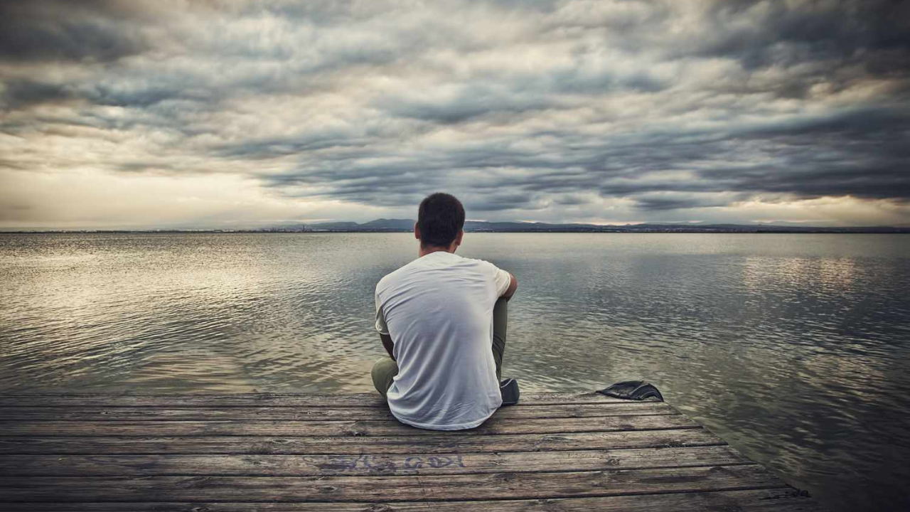 सर्वप्रथम स्वतःशी संवाद साधा. मनातल्या भावना लिहून काढा किंवा एखादं आवडतं काम सुरू करा. संगीत, चित्रकला, लेखन, व्यायाम किंवा चालायला जाणं. 