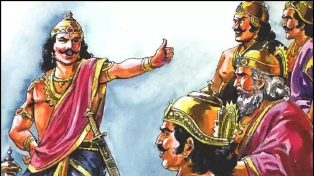 महाभारत हे व्यासांनी लिहले आहे. व्यास कोण? तर गांधारीचे सासरे. व्यास तसे कुरुवंशी पण ते वनातच राहत असत. गांधारीला मूल होत नव्हता. 