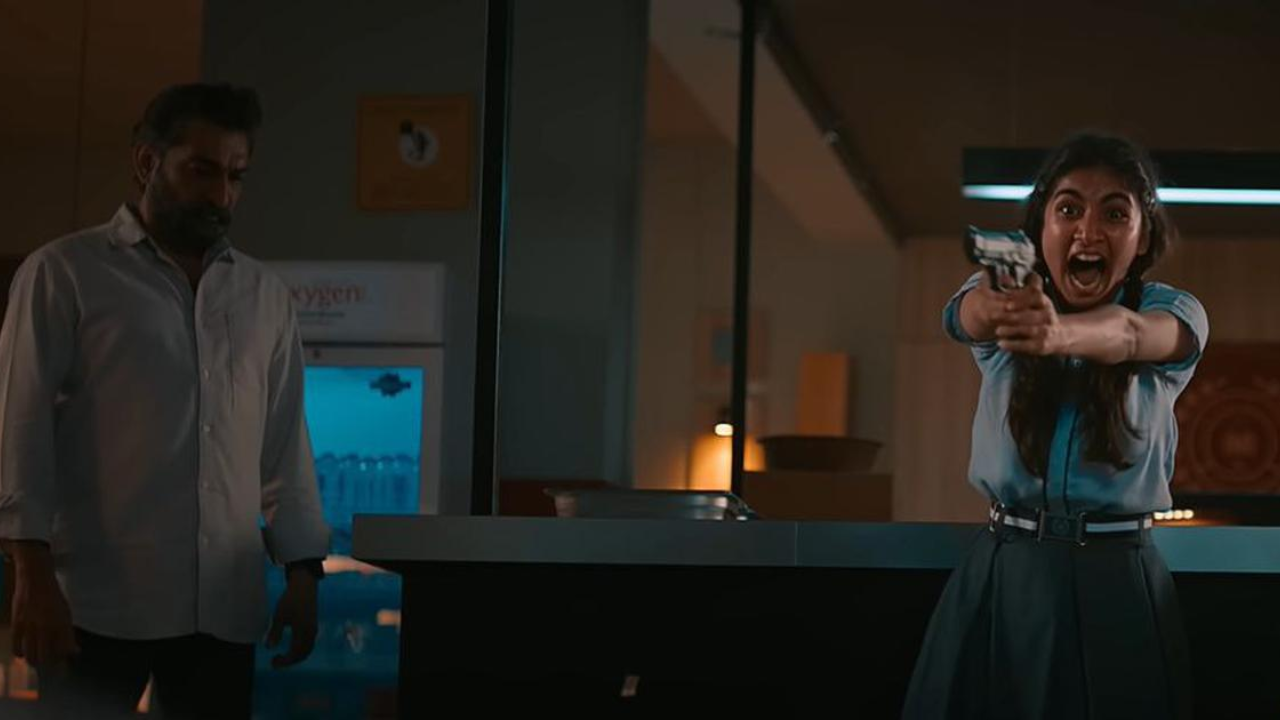 एक वशीकरण करणारा राक्षस त्यांच्या मोठ्या भावाच्या शोधात असतो, जो स्वतः एक वशीकरण मास्तर असतो. त्याने या चित्रपटाच्या मुख्य पात्राच्या मुलीला १२ वर्षांगोदर वश केले असते. 