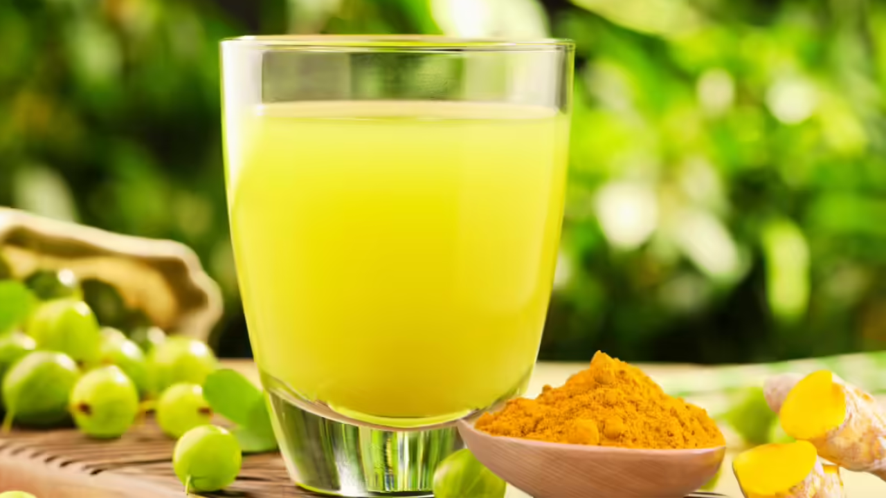 हिवाळ्यात सर्दीपासून करा बचाव, प्या ‘आवळा आणि हळदी’पासून बनलेला हा स्पेशल सरबत