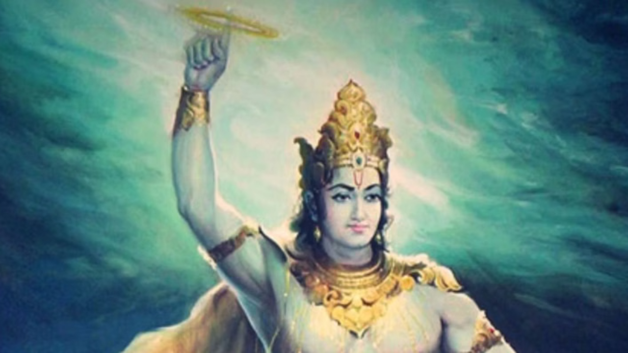 अश्वत्थामा पुढे सरसावला, चक्र उचलण्याचा प्रयत्न केला, पण जसा तो हात लावतो तसंच त्याच्या शरीरात तीव्र उष्णता आणि कंप जाणवतो. चक्र जणू जिवंत असल्यासारखं त्याला दूर फेकतं. कितीही प्रयत्न केला तरी तो ते उचलू शकला नाही. शेवटी तो थकून गेला आणि त्याला आपली मर्यादा कळली.