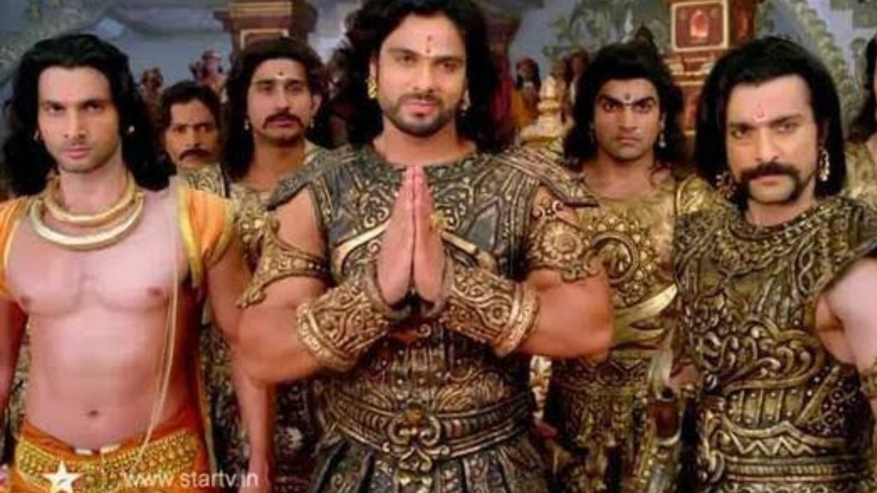 १ दुर्योधन, २ युयुत्सु, ३ दुःशासन, ४ दुस्सह, ५ दुश्शल, ६ जलसंध, ७ सम, ८ सह, ९ विन्द, १० अनुविन्द, ११ दुर्घर्ष, १२ सुबाहु, १३ दुष्प्रधर्षण, १४ मर्पण १५ दुर्मुख, १६ दुष्कर्ण, १७ कर्ण, १८ विविंशति, १९ विकर्ण, २० शल,