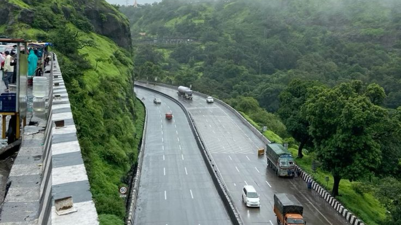 मुंबईहून लोणावळ्याकडे जाणारा रस्ता म्हणजे राइडर्ससाठी स्वर्ग! हिरवीगार दरी, धबधबे आणि घाटवाटा पावसाळ्यात तर दृश्यं स्वप्नवत वाटतात.