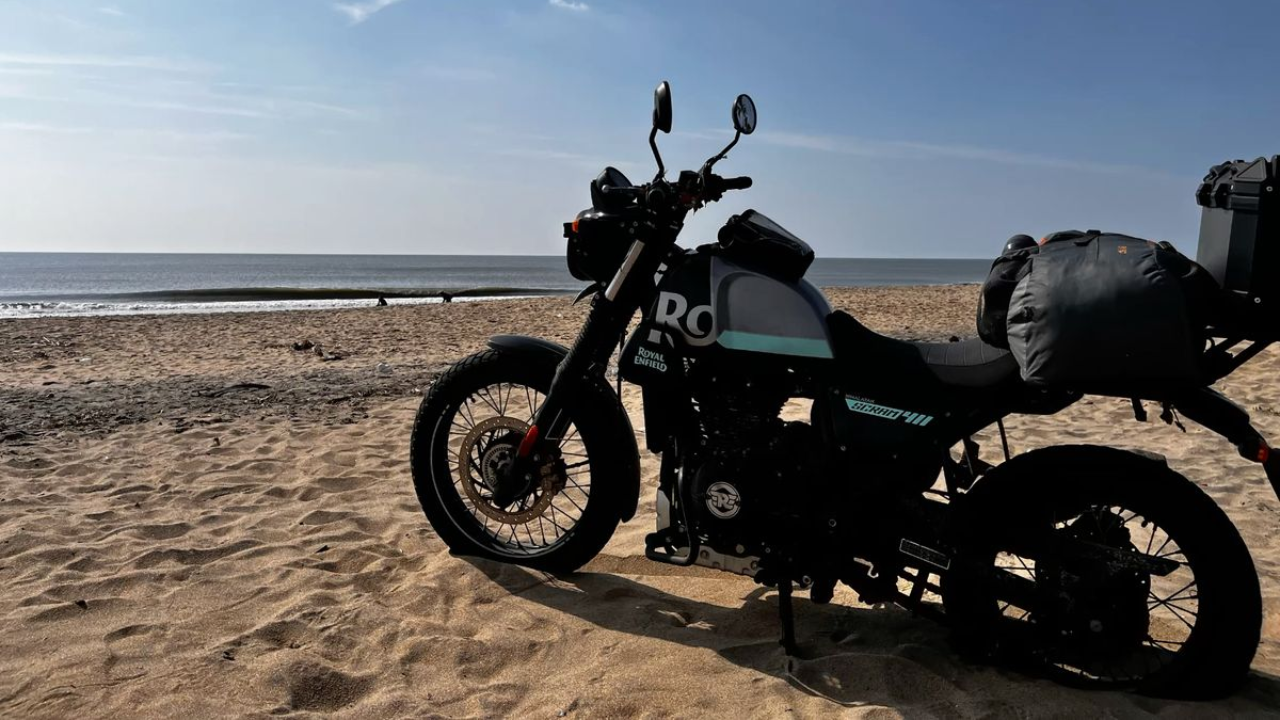 मुंबईहून मांडवा फेरीने किंवा पनवेलमार्गे अलिबागपर्यंतचा प्रवास समुद्राच्या सोबतीने. रस्त्यातील नारळाची झाडं आणि वाळूचे किनारे मन प्रसन्न करतात.