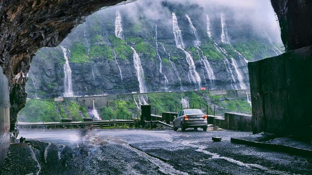 राइडिंगसाठी सर्वात लोकप्रिय घाटांपैकी एक माळशेज घाट रूट! धबधब्यांचा मारा, ढगांमधून दिसणारा रस्ता आणि थंड वाऱ्याची झुळूक खऱ्या अर्थाने स्वर्गानुभूती देणारा प्रवास.