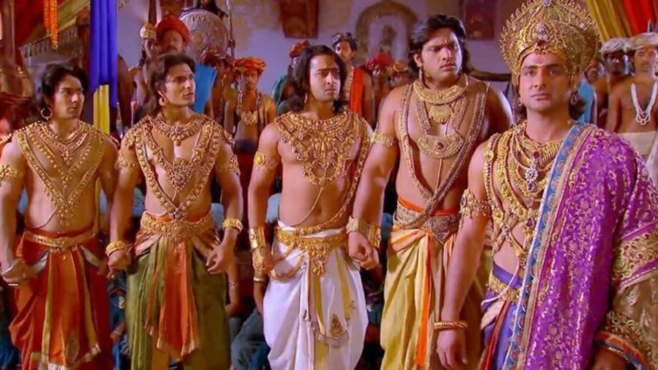 अर्जुन कोसळला कारण त्यालाही त्याच्या धनुर्धर असण्याचा अभिमान होताच आणि भीम तो तर नुसता खायचा आणि उगाच बळ दाखवयाचा.