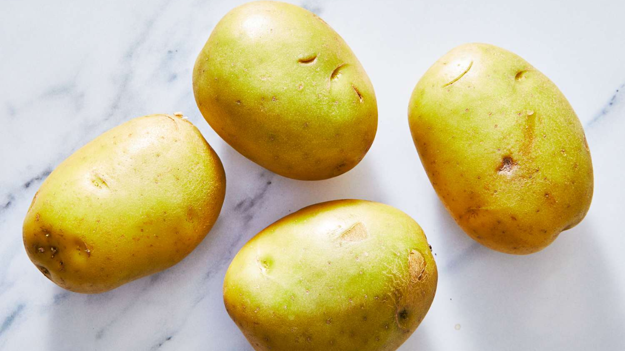 अंकुरलेल्या बटाट्यांमध्ये सोलनिन आणि चाकोनिन हे दोन विषारी घटक तयार होतात. हे घटक शरीरात गेल्यास उलटी, पोटदुखी, जुलाब, डोकेदुखी, चक्कर येणे, ताप, कमी रक्तदाब, तसेच मज्जासंस्थेवर परिणाम अशा गंभीर समस्या उद्भवू शकतात.