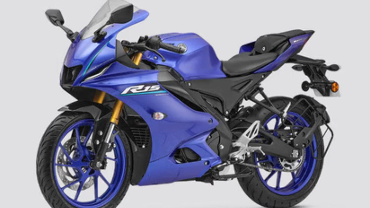 Yamaha R15 V4 युवकांच्या ड्रीम स्पोर्ट्स बाईकमध्ये गणली जाणारी ही बाईक परफॉर्मन्समध्ये नंबर वन, पण मायलेज फक्त ४० किमी/लिटरच्या आसपास.