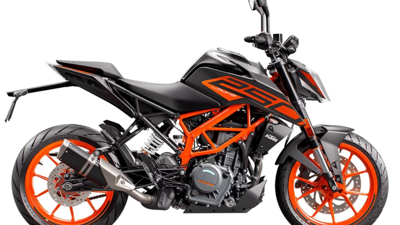 KTM Duke 250 स्पीड आणि राइडिंग स्टाइलसाठी ओळखली जाणारी ही बाईक शहरात सरासरी ३० किमी/लिटर देते. दिसायला भारी पण पेट्रोलसाठी जरा जास्त प्रेम!