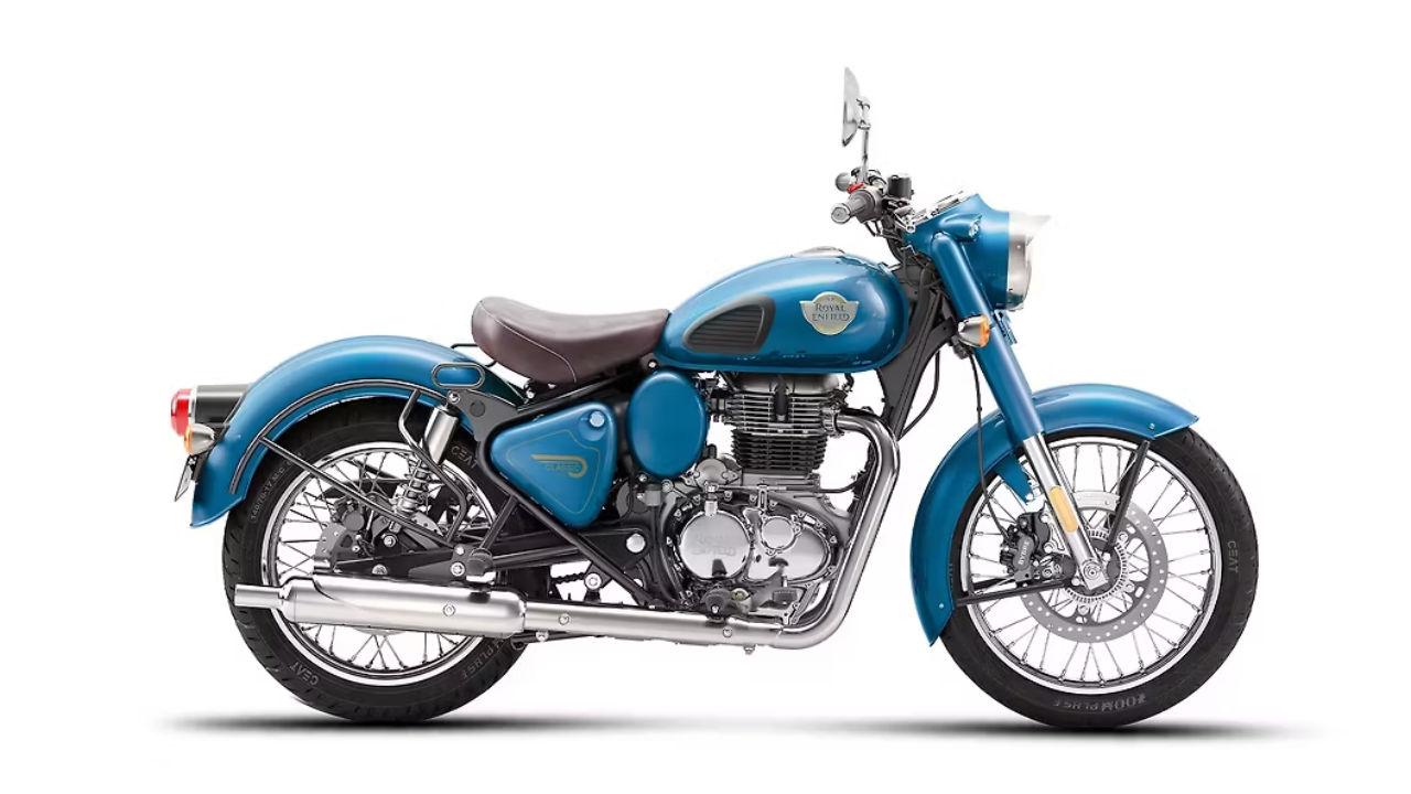 Royal Enfield Classic 350 क्लासिक लुक्स, दमदार आवाज आणि हायवेवर कमाल कंट्रोल. पण मायलेज? फक्त ३०–३५ किमी/लिटर. शहरात वापरणाऱ्यांसाठी खिशावर भार.
