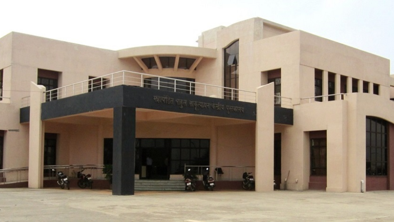 हिंदी विद्यापीठाचे 10 विद्यार्थी निलंबित! महापुरुषांचा अवमान प्रकरणावरून कारवाई; विद्यापीठात तणाव