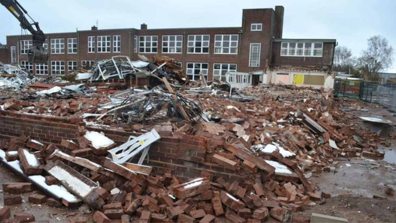 Mumbai News: मराठी शाळा महाराष्ट्रातच झाल्या जड? बिल्डरच्या हट्टापायी शिक्षणाचा बळी? संतप्त नागरिकांचे आंदोलन