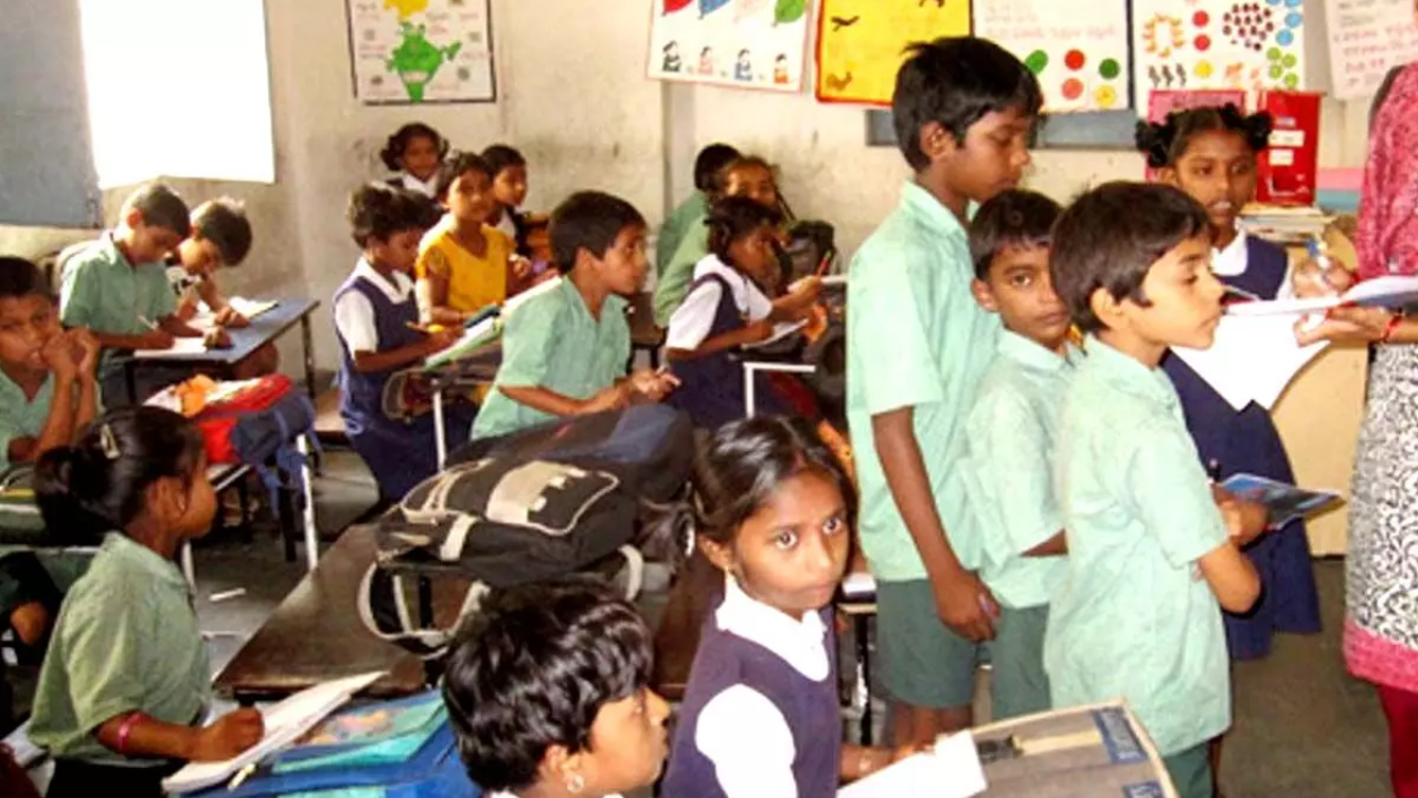 शाळांवर ओढवले संकट! 5 तारखेपर्यंत शिक्षकांचे समायोजन करण्याचे आदेश, विद्यार्थ्यांची संख्या 20 खाली तर त्यांना शिक्षक नाही…