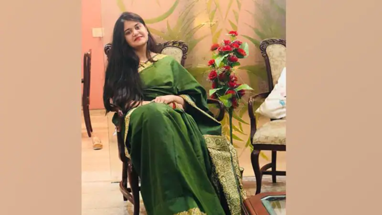 IAS वरुणा अग्रवाल यांची यशोगाथा! दहा वर्षांचा संघर्ष, मोठ्या पदाच्या ठरल्या मानकरी