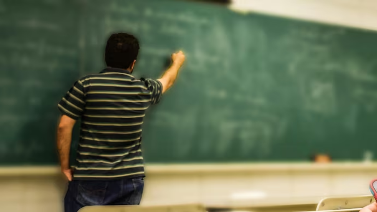 Maharashtra : समायोजन प्रक्रियेला स्थगिती द्या! प्रहार संघटनेची शिक्षणमंत्र्याकडे मागणी