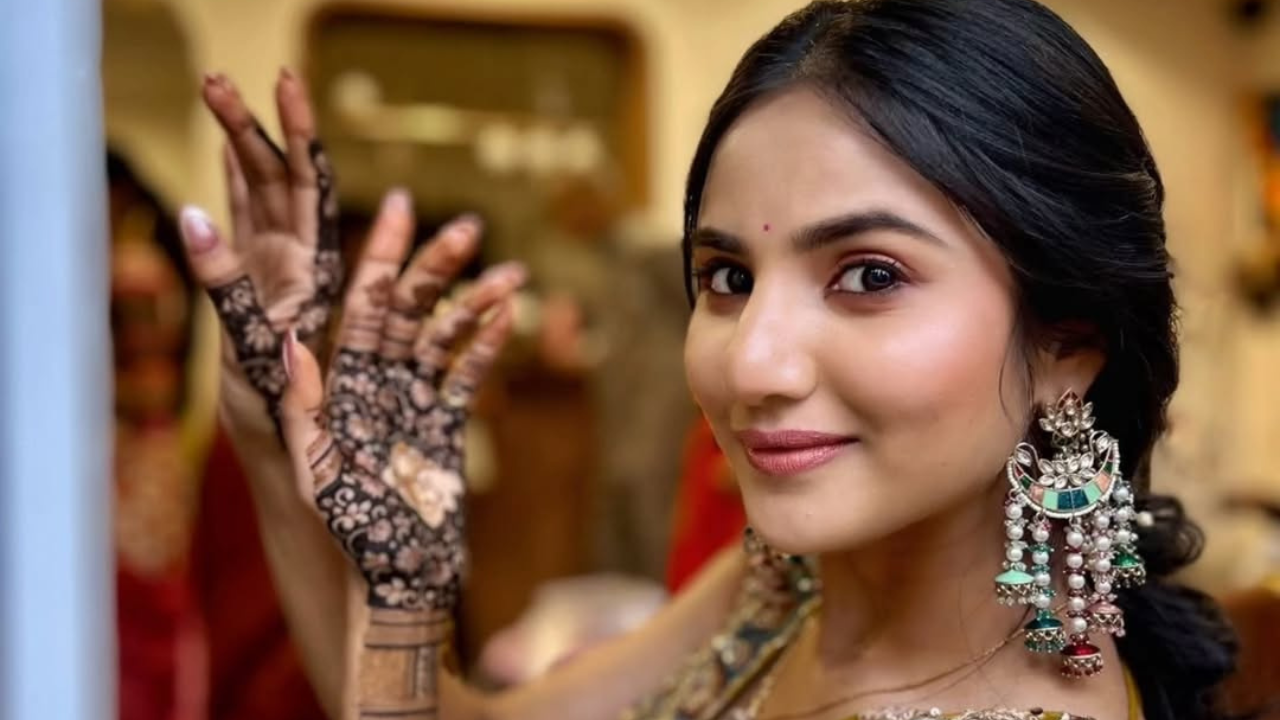 मेहंदीचे हे क्षण स्वतः पूजाने तिच्या @biraripooja इंस्टाग्राम हँडलवर प्रसिद्ध केली असून कॅप्शनमध्ये सोहम बांदेकरच्या @soham_bandekar_ या अधिकृत सोशल मीडिया हॅण्डलला टॅग करत 