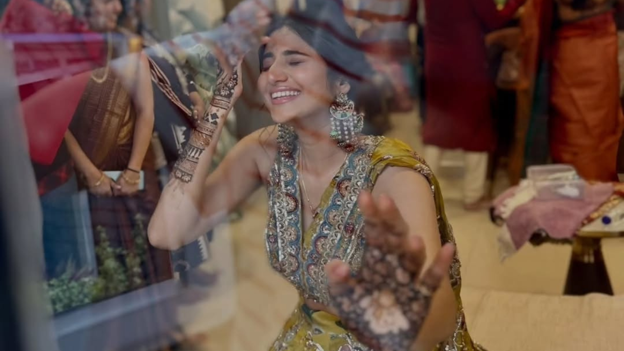 पूजाच्या हातावर रंगलेल्या मेहंदीची विशेष गोष्ट म्हणजे मेहंदीमध्ये एका श्वानाचे चित्र रेखाटले गेले आहे. 