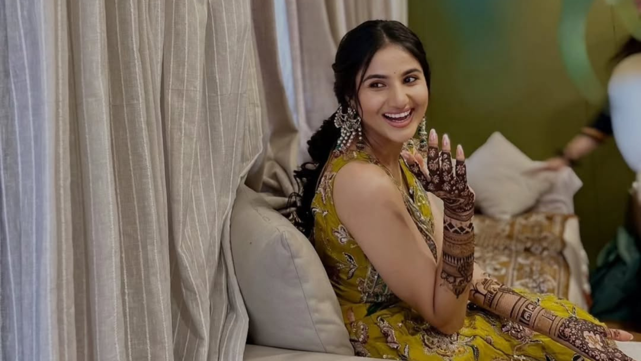 नुकतेच मराठी TV सृष्टीतील प्रसिद्ध अभिनेत्री पूजा बिरारी आणि अभिनेता सोहम बांदेकर यांचे केळवण पार पडले. अशामध्ये त्याअगोदर दोघांनी त्यांच्या नात्याची हिंट तर दिलीच होती. 