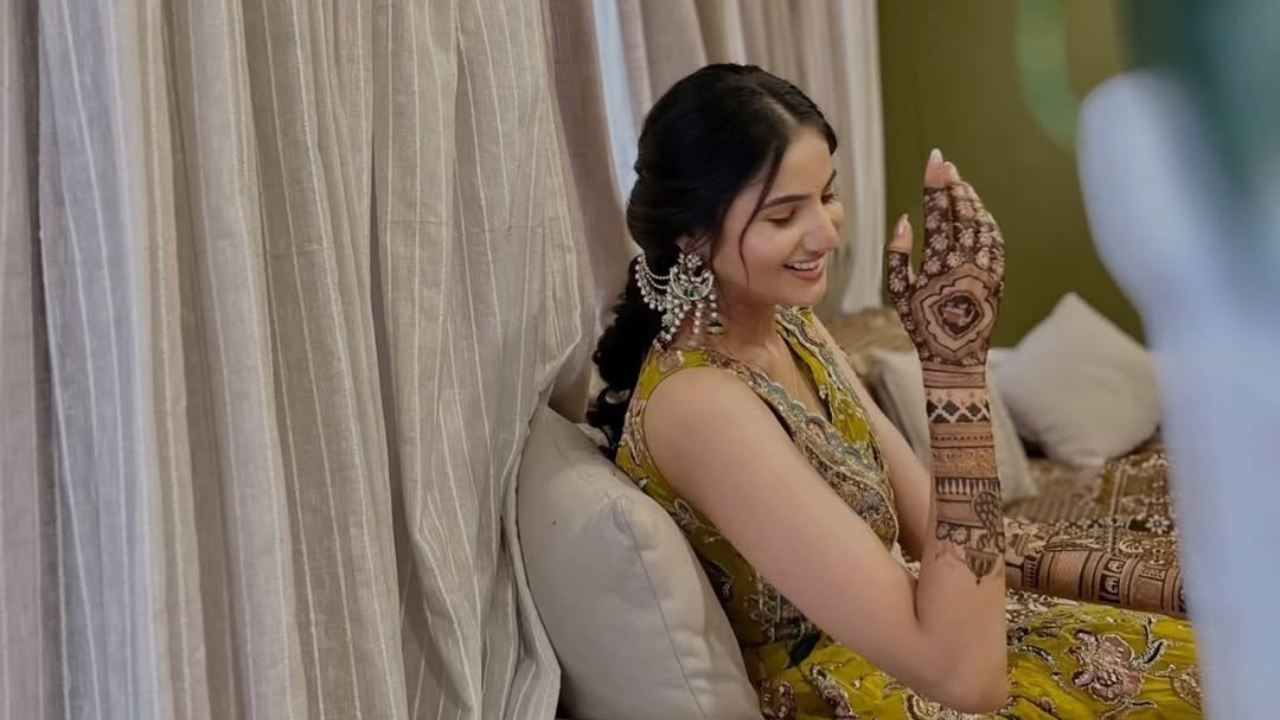 दोन्ही घरात लगीनसराईची लगबग सुरु झाली असून पूजा बिरारीचा मेहंदी सोहळा पार पडला आहे. या सोहळ्यामध्ये पूजाने मेहंदी रंगाचा स्पेशल लुक केला आहे. 