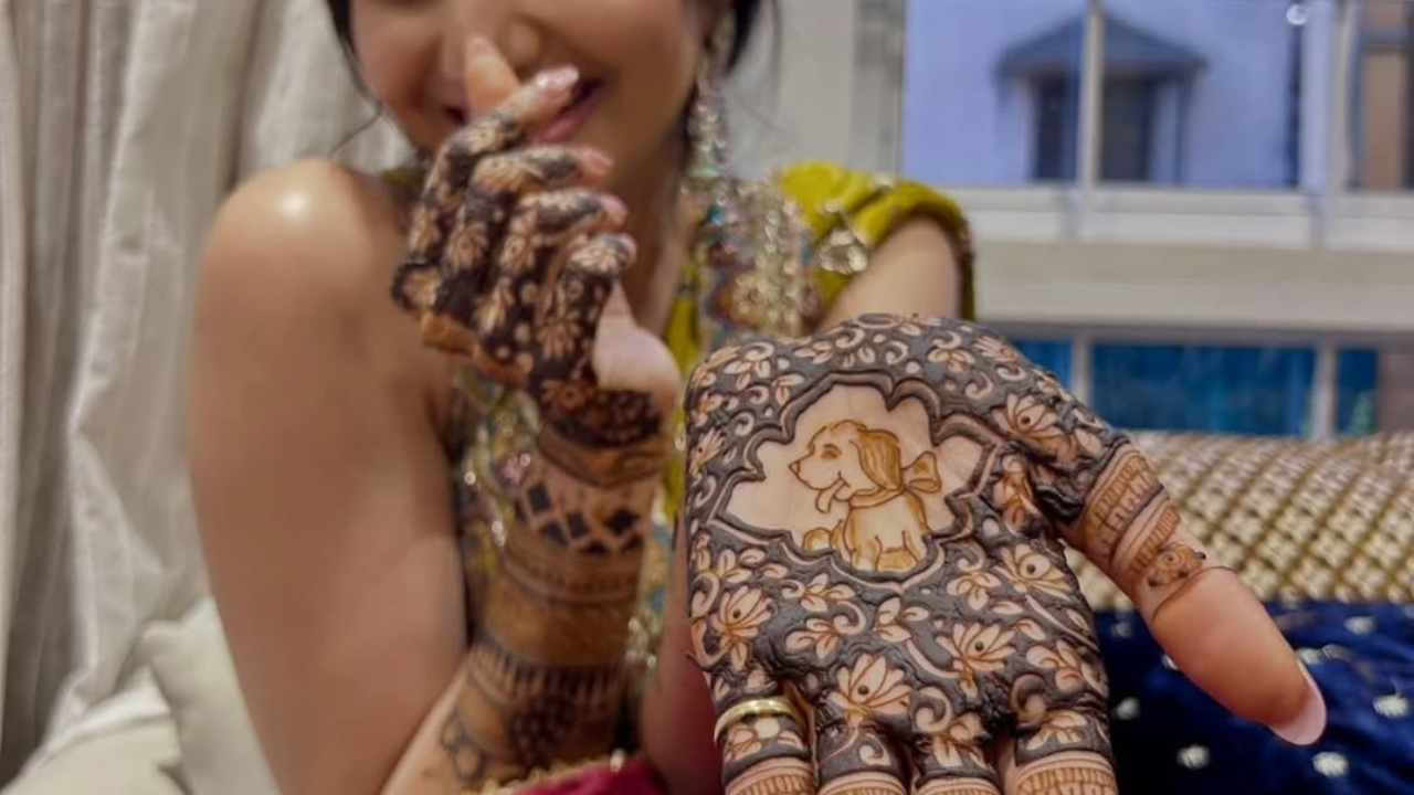 पूजाच्या हातावर सोहमच्या नावाची मेहंदी रंगली आहे. मेहंदीची डिझाईन अतिशय प्रेमात पडणारी आहे. 