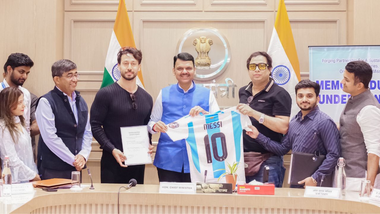 महाराष्ट्राच्या ‘महा-देवा’ फुटबॉल उपक्रमाला बळ; मुख्यमंत्र्यांच्या उपस्थितीत टायगर श्रॉफसोबत सामंजस्य करार