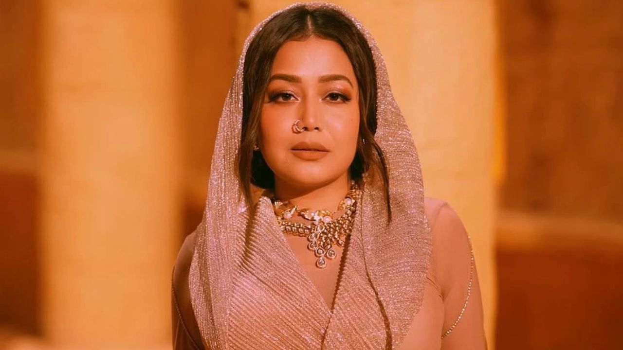 ऑनलाइन फ्रॉडमध्ये नेहा कक्करचं नाव, वरळी बीडीडीतील महिला अडचणीत; नेमकं प्रकरण काय?