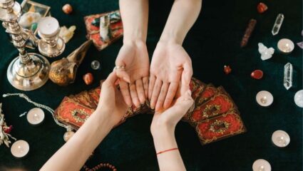 palmistry: तुमच्या हातावर आहे का धन योग रेषा, जाणून घ्या तळहातावर कुठे असते ‘ही’ रेषा