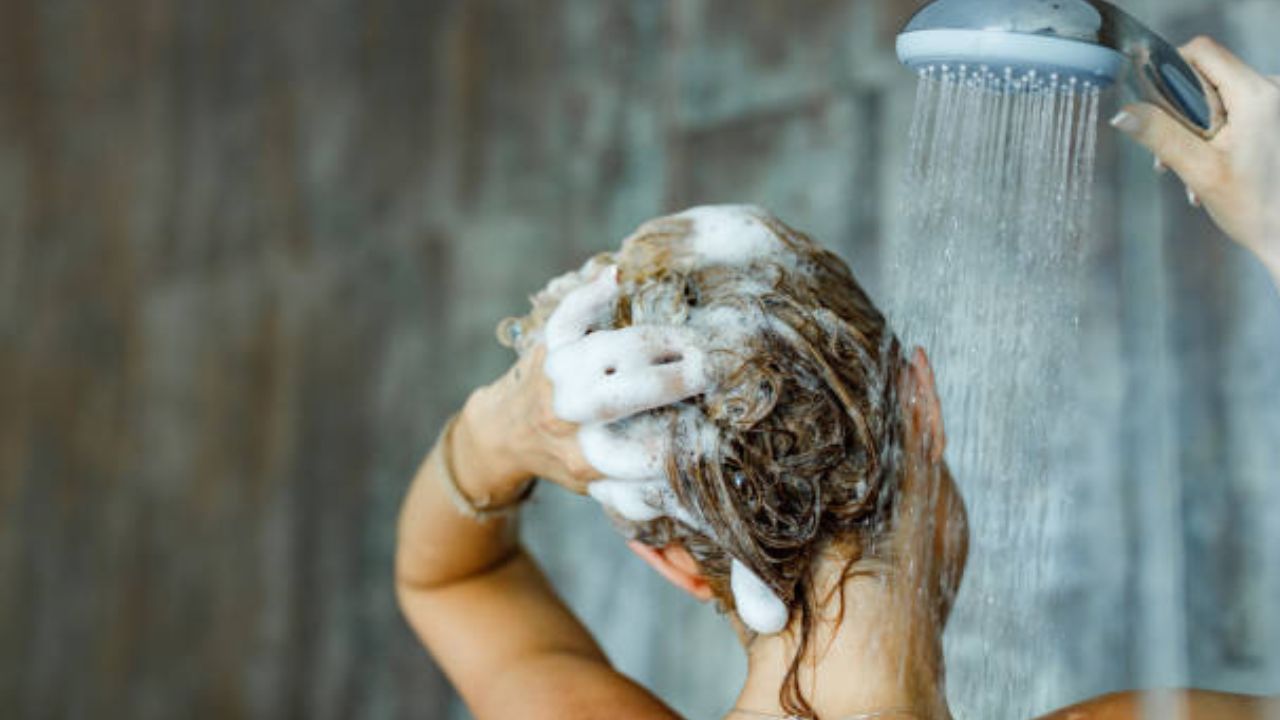 दही, लिंबूचा तयार फेसपॅक आंघोळीपूर्वी केसांवर आणि टाळूवर लावून ठेवा. सर्वोत्तम परिणामांसाठी ते सुमारे 30 मिनिटे याला केसांवर लावून ठेवा आणि मग केस शॅम्पूने केस धुवून टाका.