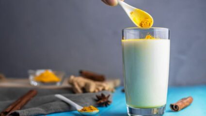 हिवाळ्यात हळदीचं दूध का प्यायला हवं? शरीराला मिळतात अनेक आश्चर्यचकित फायदे