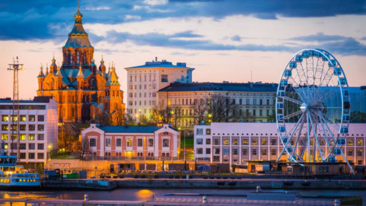 फिनलँडमध्ये वर्षाच्या काही भागात सूर्य ७३ दिवस सतत आकाशात राहतो. लोक याकाळात रात्रीच्या अंधाराची अपेक्षी ठेवत नाही. पण डिसेंबर आणि जानेवारी दरम्यान हिवाळा येतो तेव्हा दृश्य पालटते आणि याकाळात इथे सूर्य अजिबात चमकत नाही.