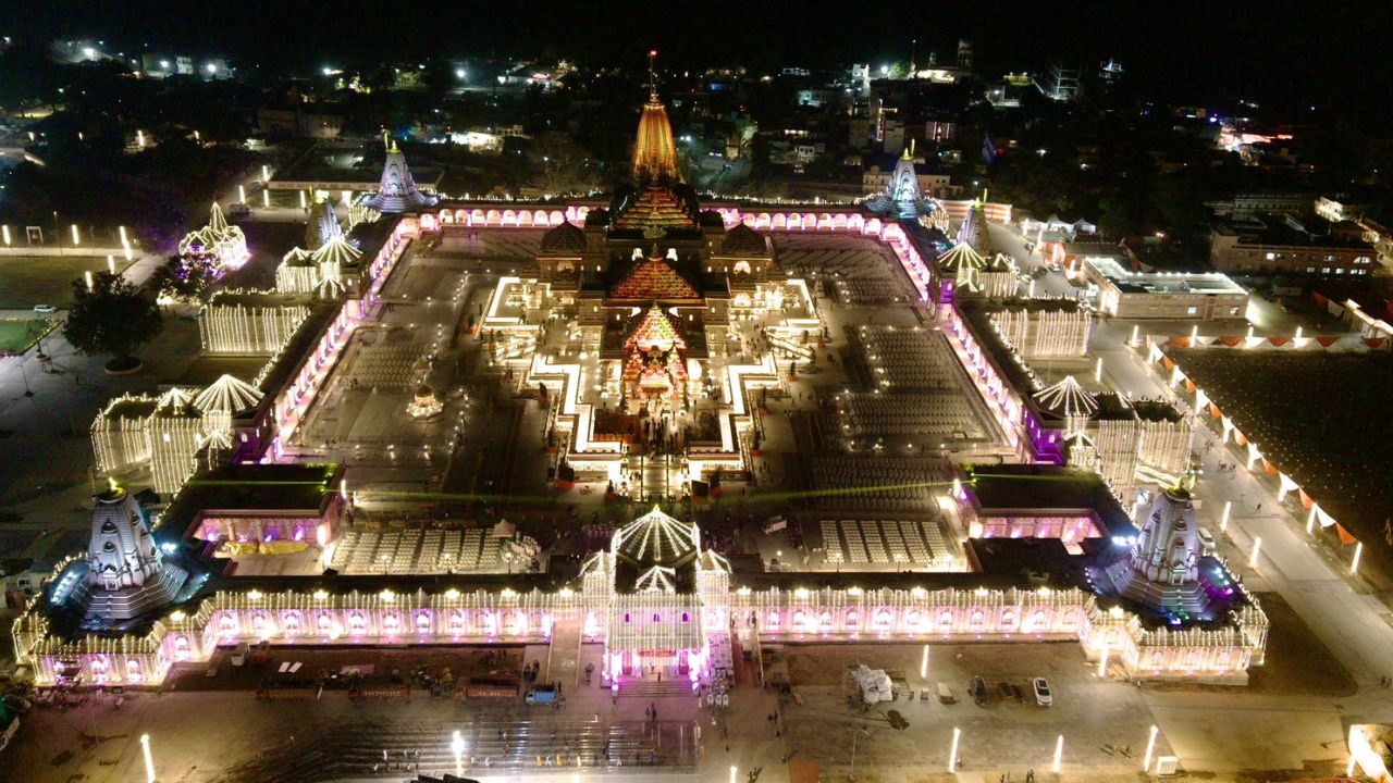 राम मंदिरासाठी भाविकांनी दिलेले प्रत्येक लहान-मोठे दान हे ट्रस्टच्या बँक खात्यात थेट जमा होते. राम मंदिरासाठी अनेकांनी रक्कम, सोनं तसेच अनेक मौल्यवान वस्तू दान म्हणून अर्पण केल्या आहेत.