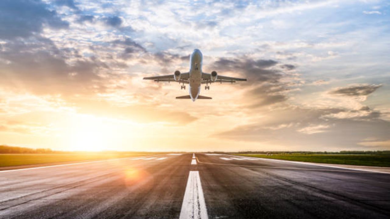 माहितीनुसार, इथे विमानतळ आणि रेल्वे दोन्ही एकाच वेळी सकाळी 6:30ते रात्री 8:30 या वेळेत चालतात, त्यामुळे एकाला दुसऱ्यासाठी थांबावे लागते. रनवेवरुन जाणाऱ्या गाड्यांना प्रथम उड्डाणासाठी  परवानगी दिली जाते, त्यानंतर उड्डाणांना हिरवा कंदील दिला जातो.
