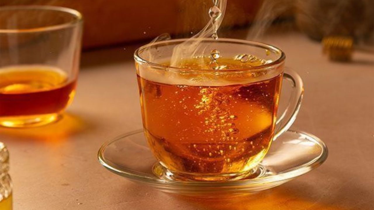 तुमचा काढा तयार आहे, काढा हलका कोमट झाला की त्याचे सेवन करा. तुम्ही सकाळी आणि संध्याकाळी या काढ्याचे सेवन करु शकता.