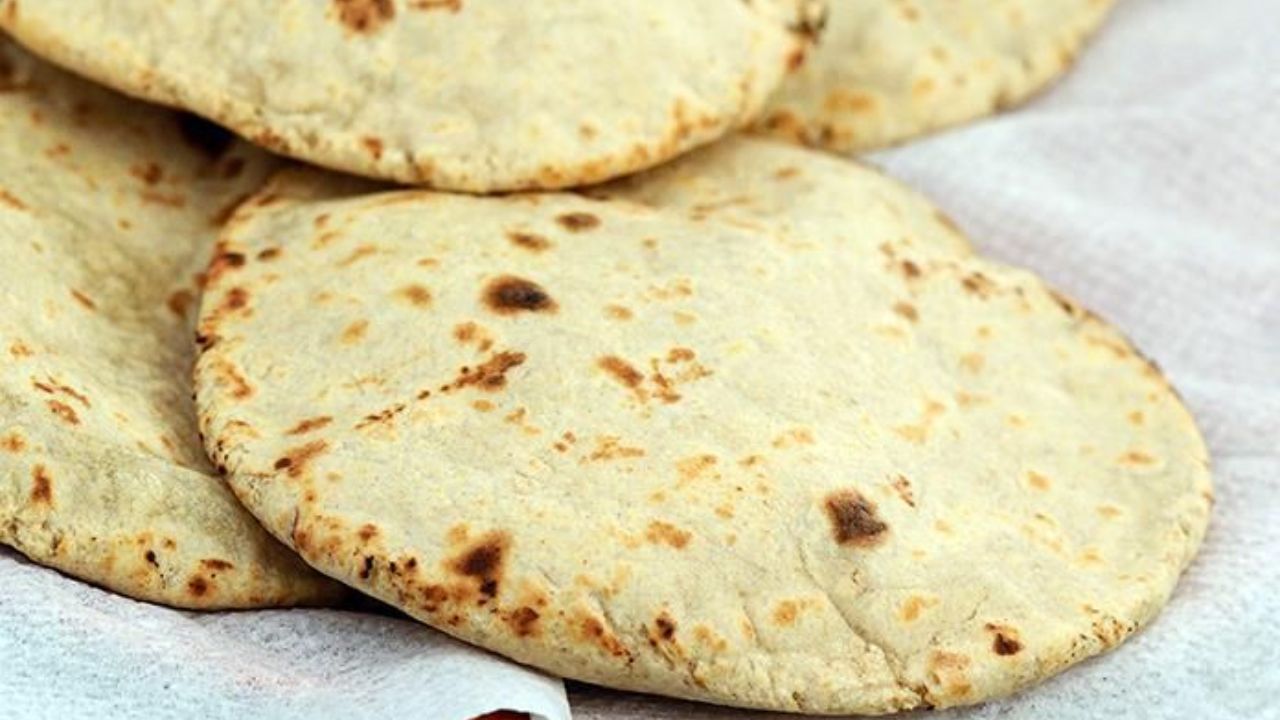 सर्व घरांंमध्ये भाजीसोबत काय खायचं म्हटलं की घरी गव्हाच्या पिठाची चपाती तयार केली जाते. पण या गव्हाच्या चपातीऐवजी तुम्ही इतरही अनेक प्रकारच्या  चपात्यांचा आपल्या आहारात समावेश करु शकता